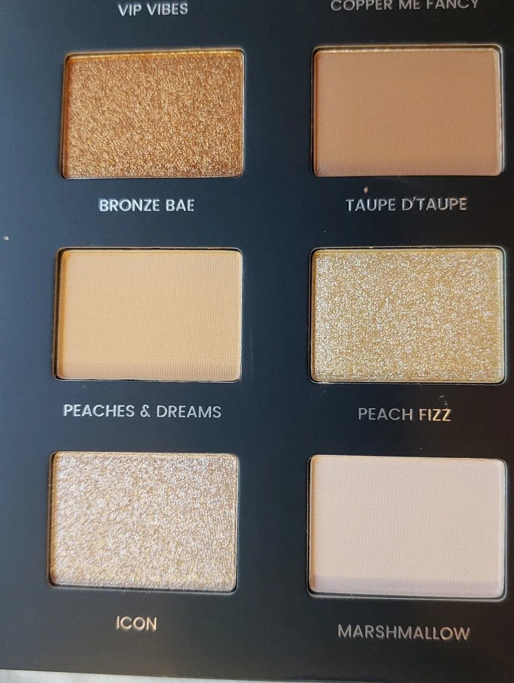 Day to Slay Eyeshadow Palette  20 pans Full Size. Iconic London
